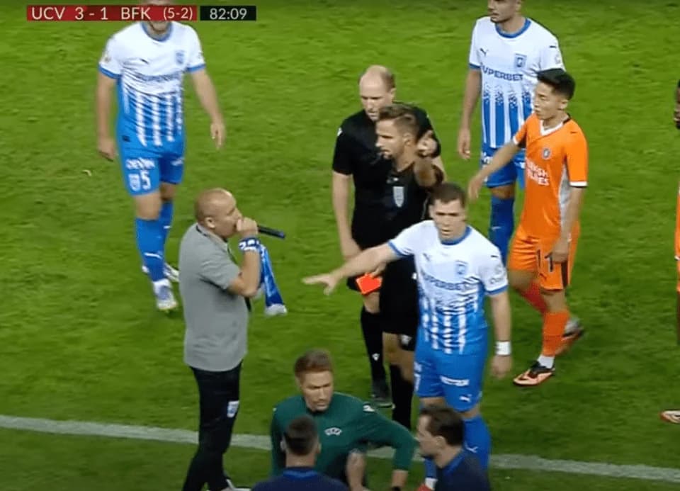 Increíble: Árbitro muestra tarjeta roja al locutor del Basaksehir (video)