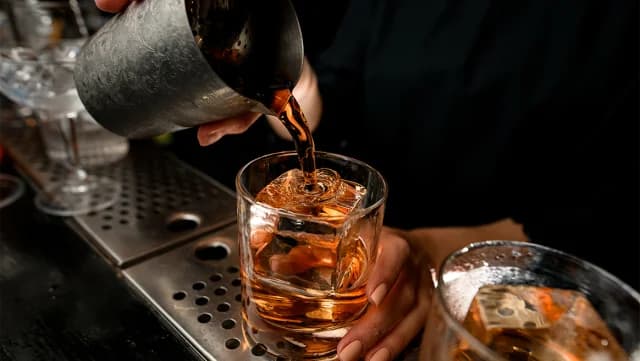 为什么酒吧里的冰是透明的，而家里的冰是浑浊的？