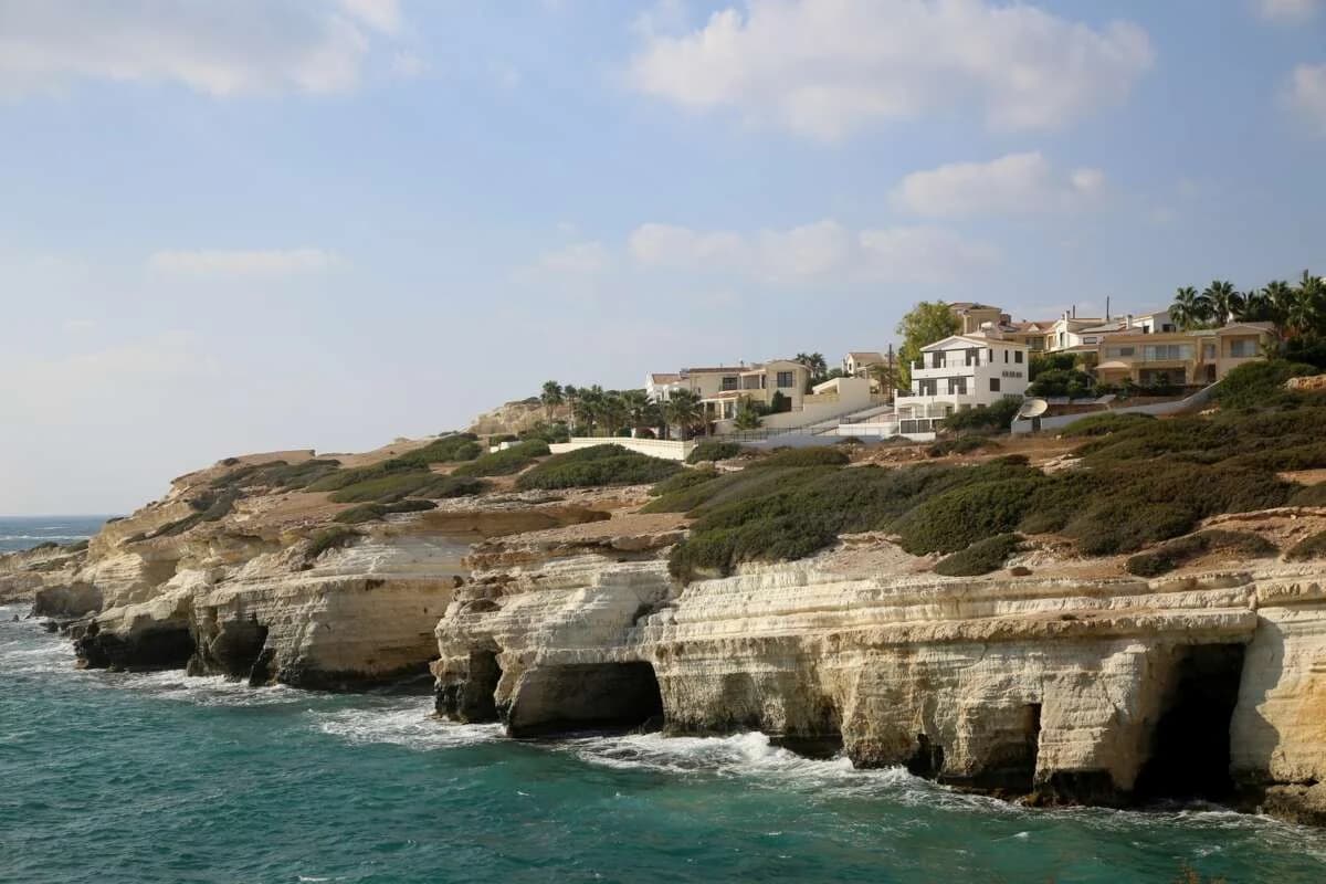 צעדים משפטיים נגד בעל חלקה בגין מילוי ליד מערות ים
