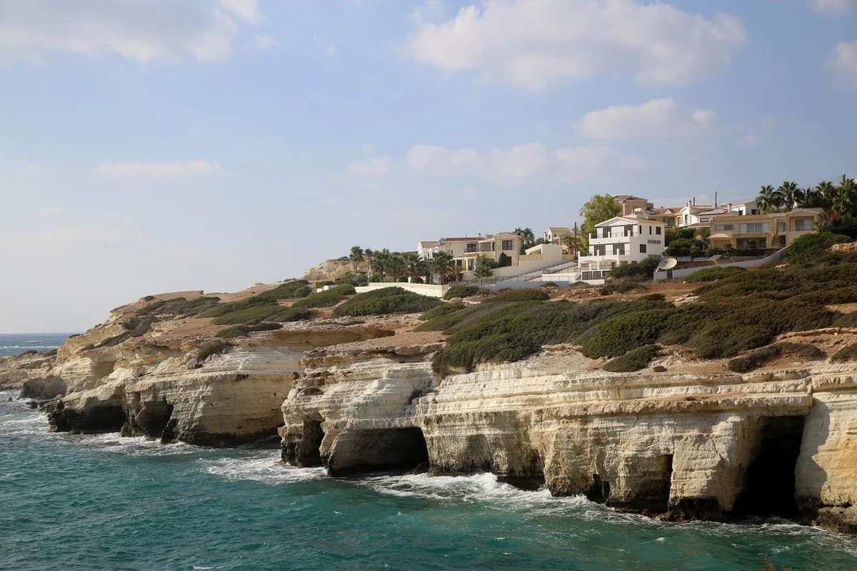 צעדים משפטיים נגד בעל חלקה בגין מילוי במערות ים בפאפוס