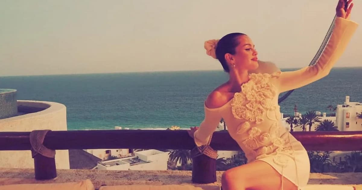 Σελένα Γκόμεζ: Bachelorette πάρτι στο Μεξικό με λευκό μπικίνι και νυφικό πέπλο
