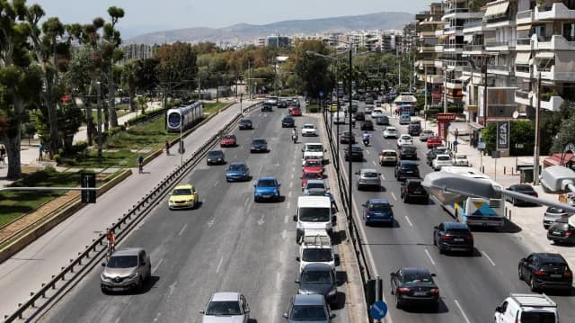 Τροχαίο ατύχημα στη λεωφόρο Ποσειδώνος: Προβλήματα στην κυκλοφορία