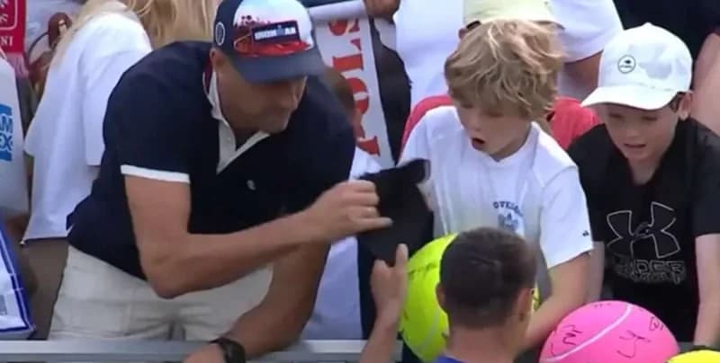 Σάλος στο US Open: CEO άρπαξε υπογεγραμμένο καπέλο από παιδί
