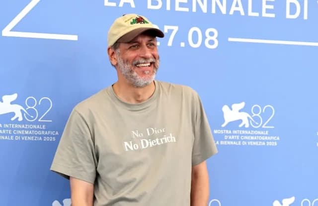 Luca Guadagnino: Το μήνυμα στο T-shirt του στη Βενετία