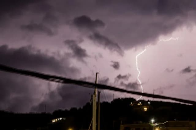 מזג אוויר קשה פוגע במערב יוון: שיטפונות, הפסקות חשמל וביטולי טיסות
