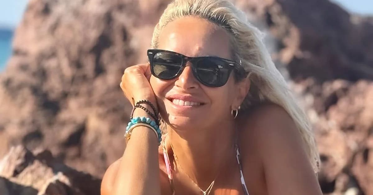 Maria Bekatorou: Vacationing in Samos with a floral swimsuit