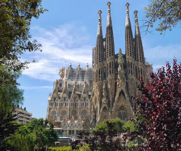 Βαρκελώνη: Ακτιβιστές έβαψαν τη Sagrada Familia για τις φωτιές