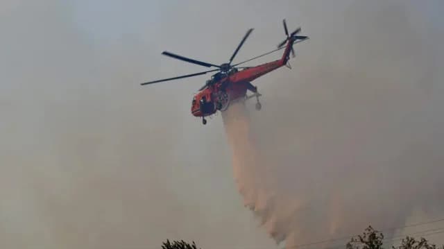 Feuer in Nea Nikopoli, Kozani – Löscharbeiten im Gange