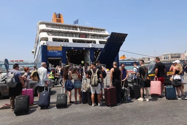 שיא חזרת הנופשים: 33,000 נחיתות בנמלי אטיקה