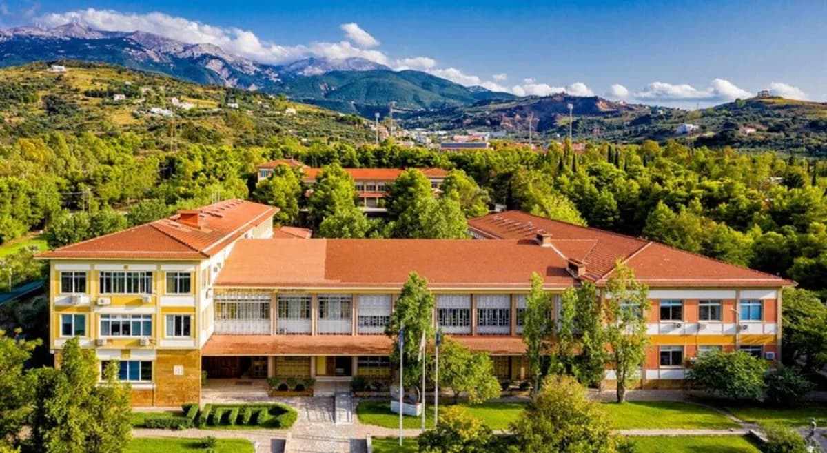 Universidad de Patras: Tres incendios simultáneos sospechosos de ser provocados