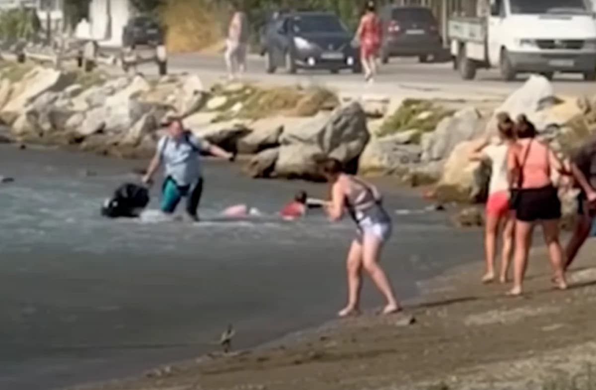 סקיאתוס: טורבינות מטוסים משליכות מזוודות של תיירים לים