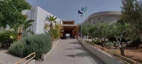 利马索尔西部学校董事会因人员短缺暂停运营
