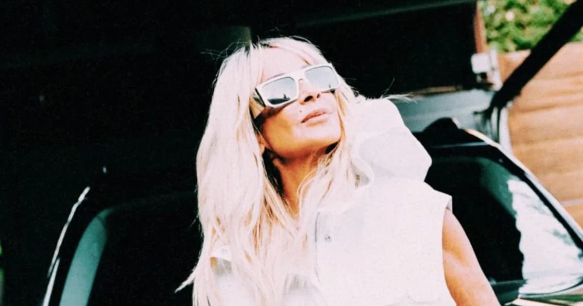 Anna Vissi da la bienvenida a septiembre con un look totalmente blanco