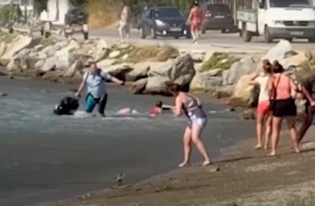 סקיאתוס: טורבינות מטוס משליכות מזוודות של תיירים לים