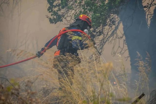 Zwei Verhaftungen wegen durch Feuerwerkskörper verursachtem Brand in Koropi