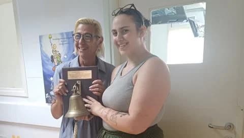 קיריאקי מנולי מצלצלת בפעמון הניצחון במחלקת אונקולוגיה ילדים