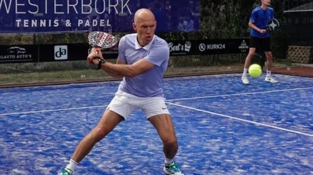 Ο Άριεν Ρόμπεν κάνει ντεμπούτο στο padel και εντυπωσιάζει