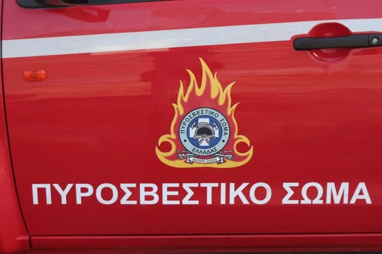 Πειραιάς: Φωτιά σε διαμέρισμα, απεγκλωβίστηκαν δύο