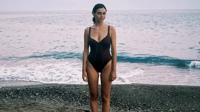 Η Νεφέλη Φασουλή με μαγιό στην παραλία