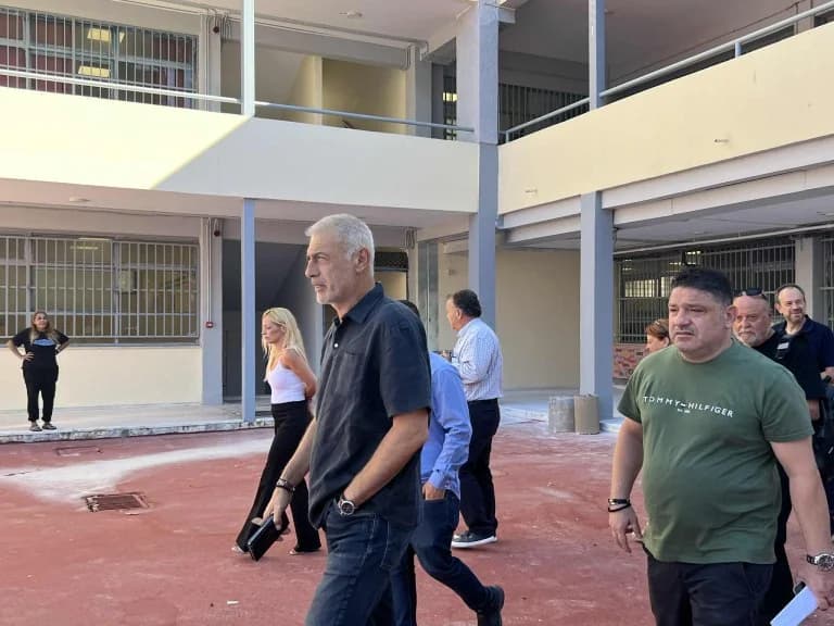 Επιθεώρηση σχολείων του Πειραιά από τον Δήμαρχο Γιάννη Μώραλη