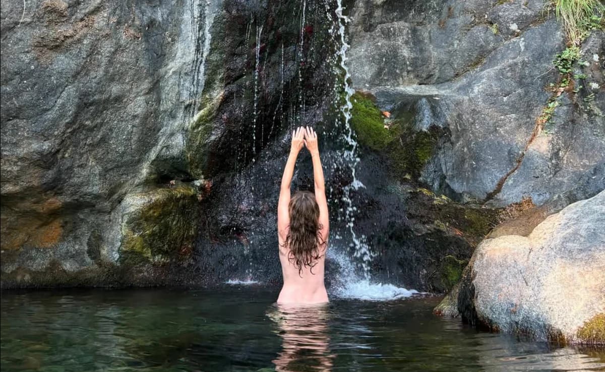 Maria Konstantaki posa en topless en Samotracia