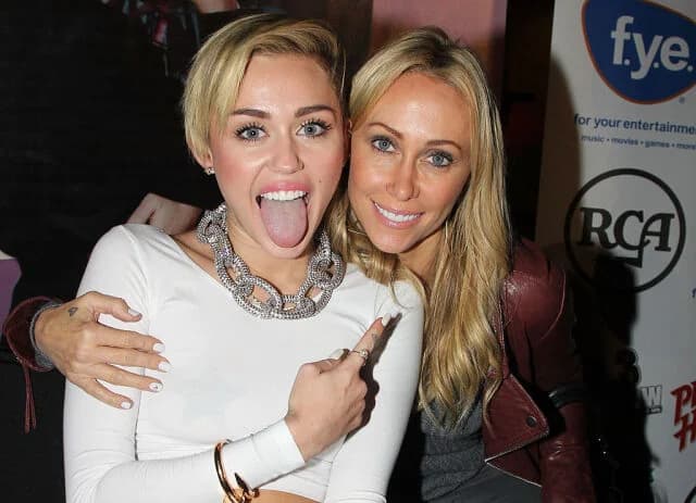 Miley Cyrus: 'Meine Mutter hat mich immer ermutigt, mit dem falschen Mann zusammenzubleiben'