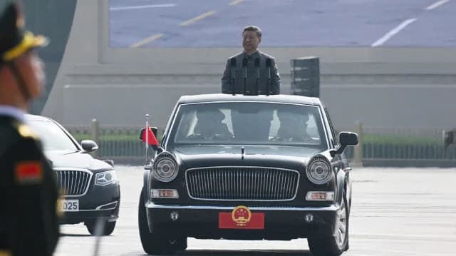 שי ג'ינפינג סוקר מצעד צבאי בבייג'ינג לציון 80 שנה למלחמת העולם השנייה