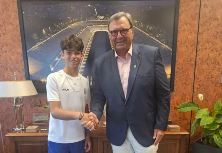 Isidoros Kouvelos lädt Rafael Pagónis zu einem Tennismatch ein