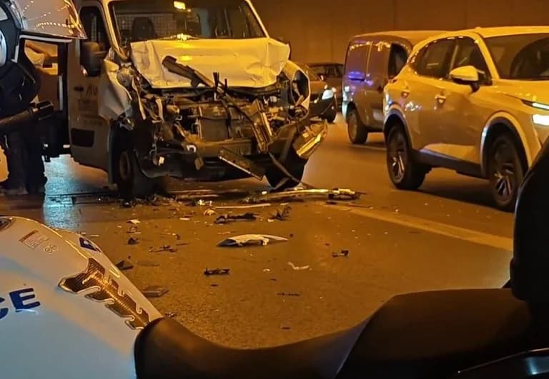 Σοβαρό τροχαίο στην Ποσειδώνος: Καραμπόλα με φορτηγό και μηχανές