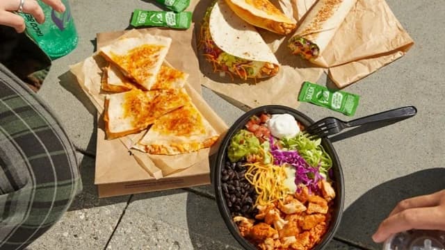 Taco Bell: Huge queues in Chalandri for American chain