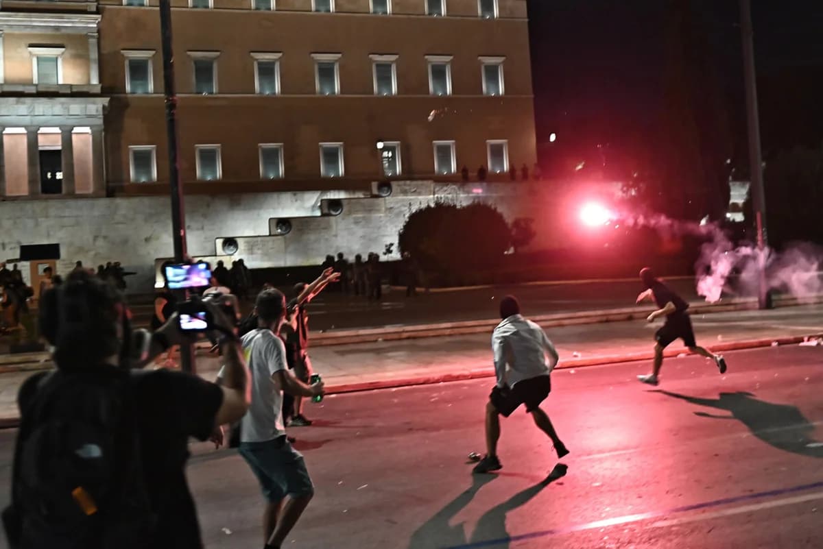 Столкновения на площади Синтагма во время митинга в память о жертвах Темпи