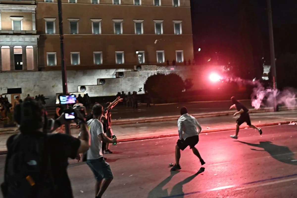 Столкновения на площади Синтагма после митинга в память о Темпи