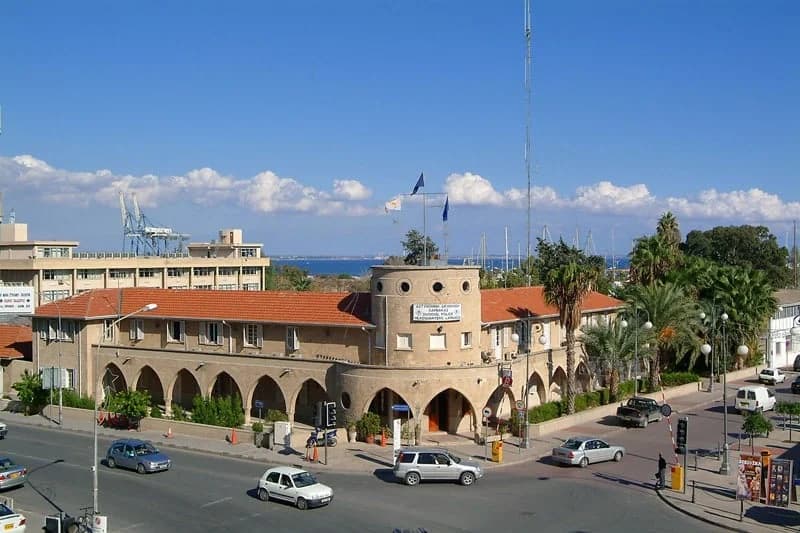 לרנקה: בן 45 הודה בהצתה - כלי רכב וצריף נהרסו