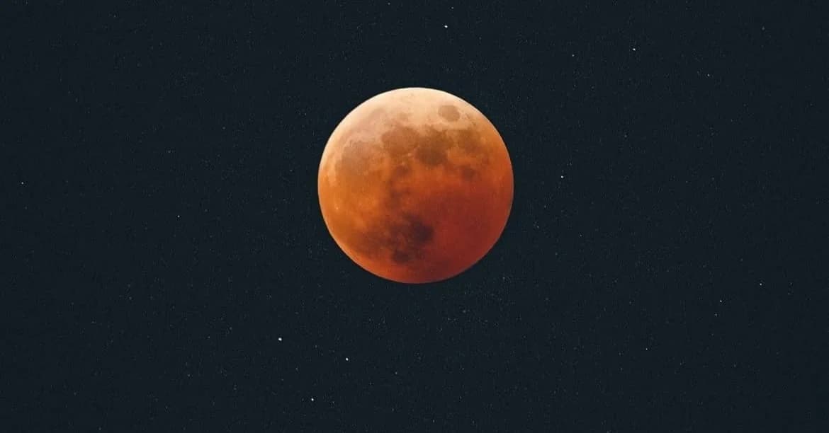 Impresionantes imágenes del eclipse lunar total desde Chipre