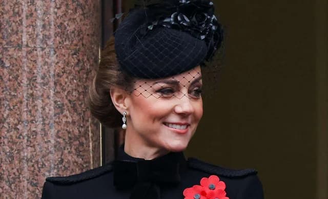 Kate Middleton: Stylish appearance at rugby match (PHOTOS)