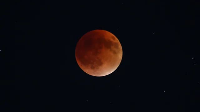 "Blood Moon" illuminated the Greek sky