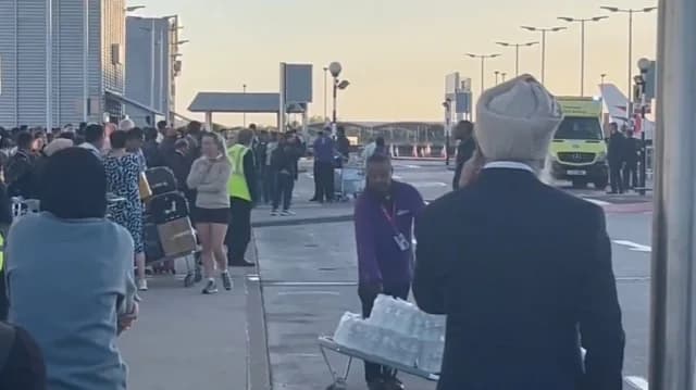 תקרית בנמל התעופה הית'רו: חשש לחומרים מסוכנים