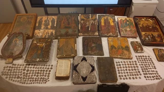 Καλάβρυτα: Εξάρθρωση κυκλώματος αρχαιοκαπηλίας – Νομίσματα και Ευαγγέλια του 18ου αιώνα
