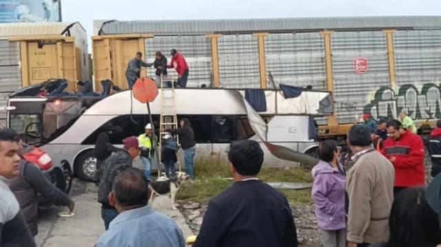 Tragedia en México: Choque de tren y autobús deja 8 muertos y 45 heridos