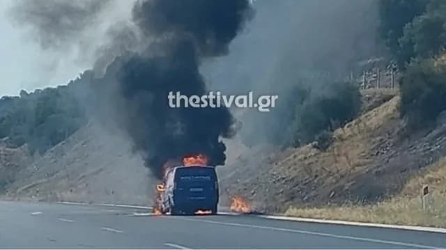 Грузовик охвачен пламенем на Эгнатия Одос возле Салоников
