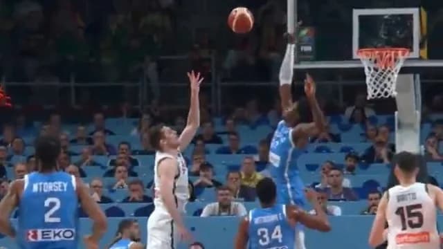 EuroBasket 2025: Ο Κώστας Αντετοκούνμπο κυριάρχησε με εντυπωσιακά μπλοκ