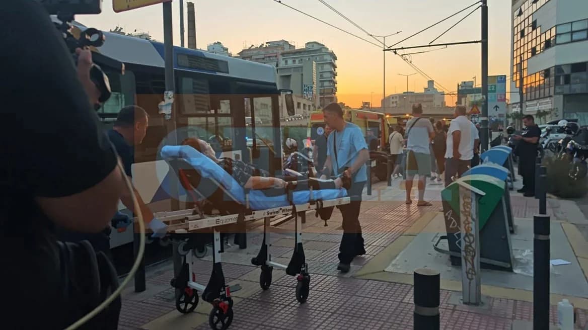 פיראוס: 30 נפצעו בהתנגשות בין אוטובוס לחשמלית