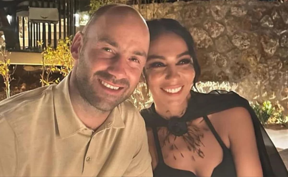 אולימפיה חופסונידו תומכת בוסיליס ספאנוליס במשחק הנבחרת