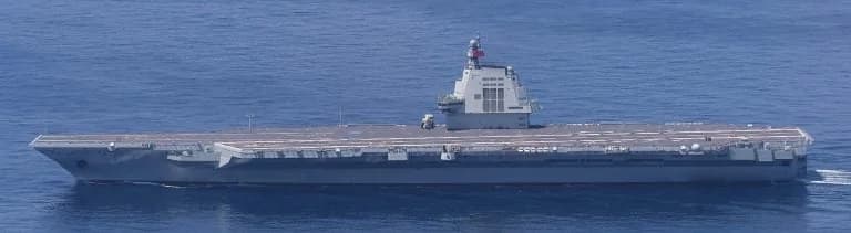 中国：航空母舰穿越台湾海峡