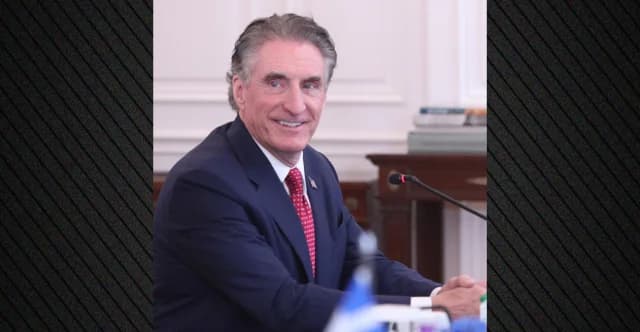 美国内政部长在雅典会见能源公司CEO