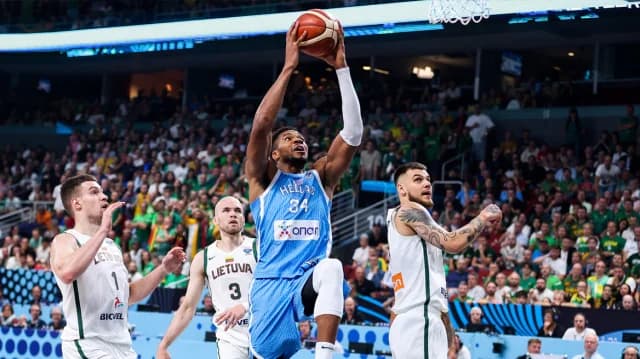 EuroBasket 2025: Halbfinale Griechenland-Türkei auf Großbildleinwand in der Stavros Niarchos Foundation