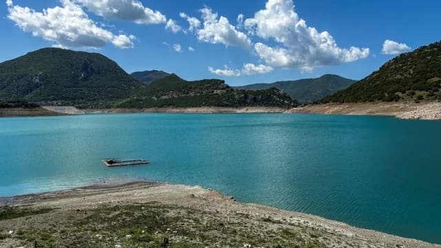 Lago Mornos: Disminución del 42% en las reservas de agua en un año
