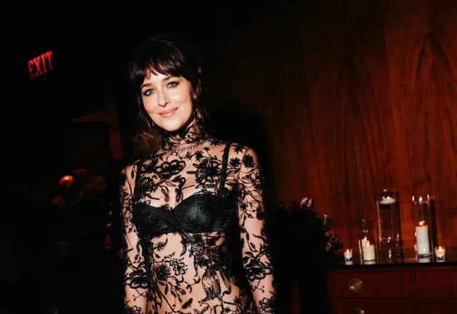 Dakota Johnson: Atemberaubender Naked Look bei Wohltätigkeitsveranstaltung