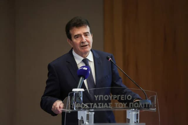 Χρυσοχοΐδης: Μήνυση κατά μαστροπού που χρησιμοποιούσε το όνομά του
