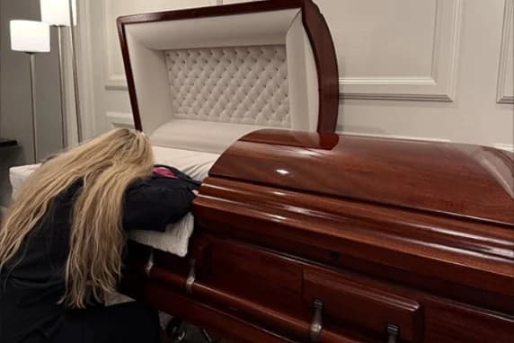 Erica Kirk comparte desgarradoras imágenes del funeral de Charlie Kirk